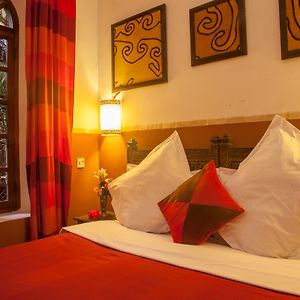 Camera piccola con letto king size